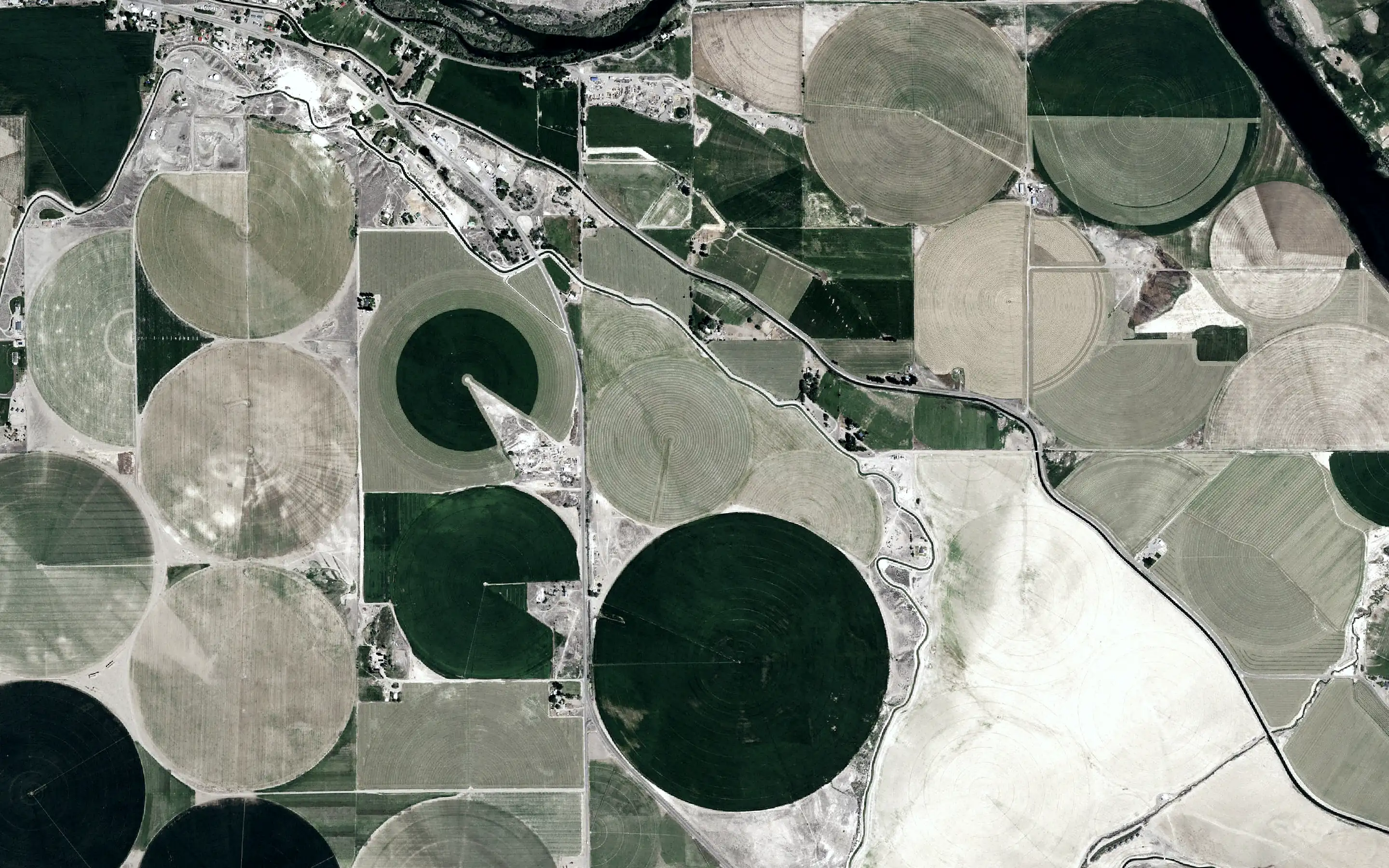 Aerial view: pivots, fields and a river.